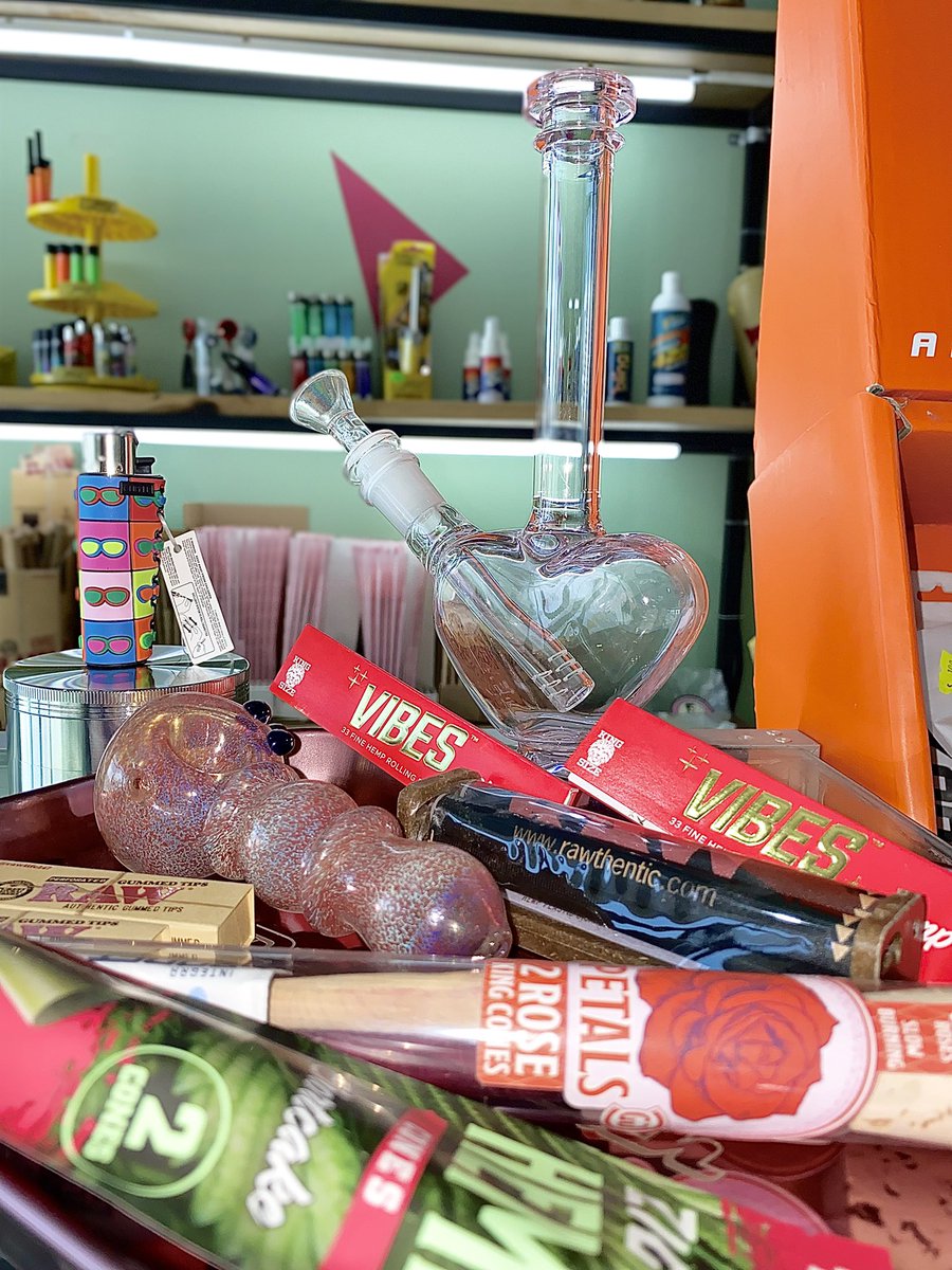 LePuffSmokeShop's tweet photo. ¡Celebra el amor todo febrero! 💖 Arma tu kit de productos y disfruta de un descuento especial solo este mes. ¡No te lo pierdas! 🎁

#SanValentín #PromociónEspecial #OfertasDeAmor #CuídateYConsiéntete #MesDelAmor #foryouシ #getyours https://t.co/4ba6IQsp4A