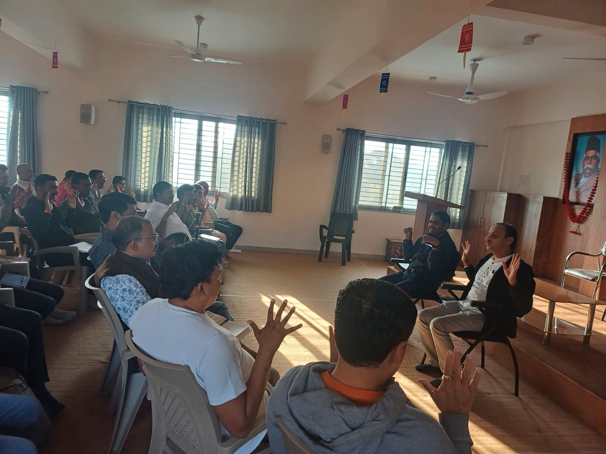 inclimatmission's tweet image. Meeting with 21+ RSS Volunteers at
Sudarshan Karyalaya Indore 🌻☀️

#IndoreClimateMission #SolarManOfIndia #Indore