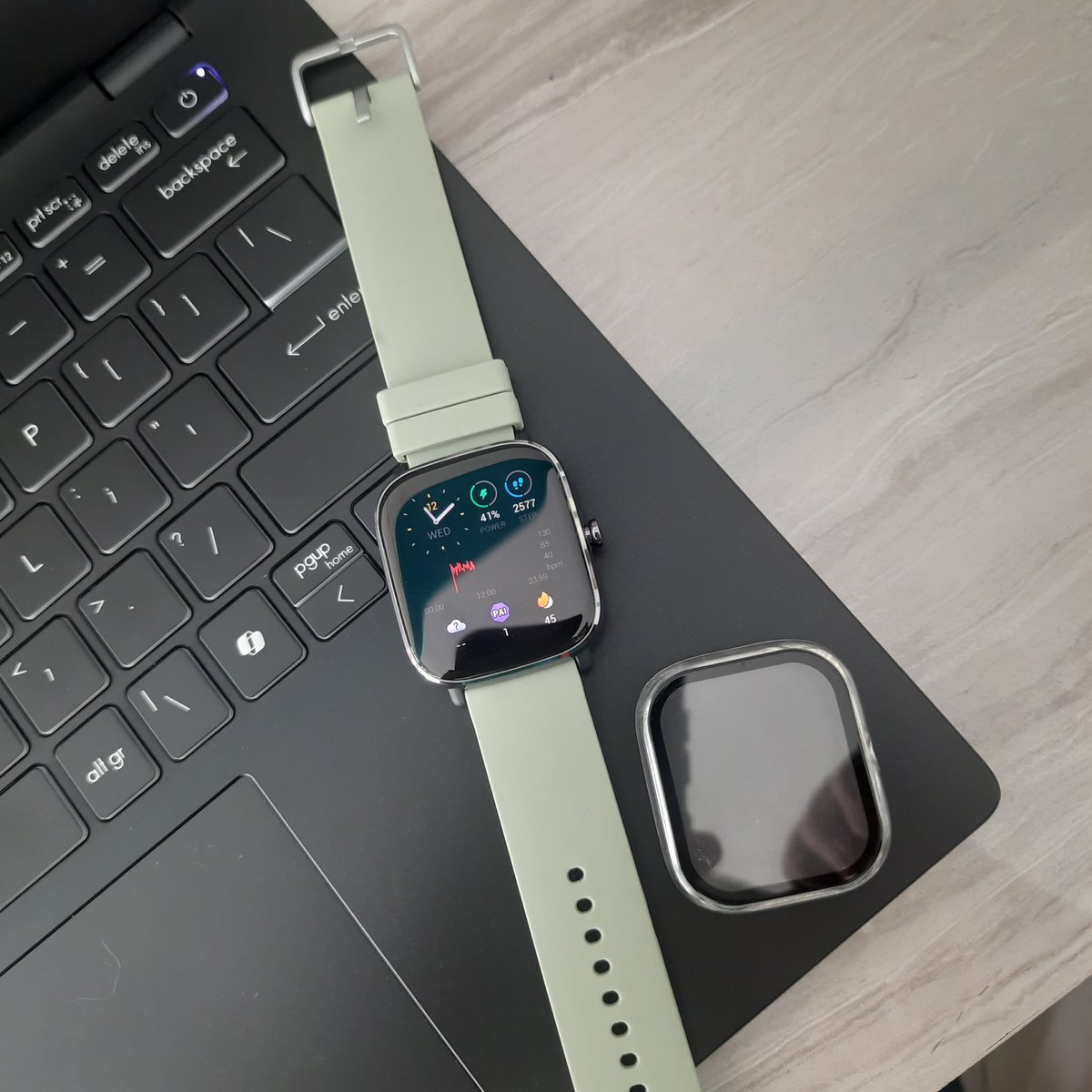 effervcent's tweet photo. angkut smartwatch aku dong, ini amazfit gts 2 mini. mulus bgt karena dr awal dipakein case. aku strap ada 6 ambil semua gih. yg suka lari, ini udah ada GPSnya, sensor semua aman.  dom bandung bisa oren

wts smartwatch
wts amazfit gts 2 mini
#wts #wtb #zonauang https://t.co/AaYmYGqOzk