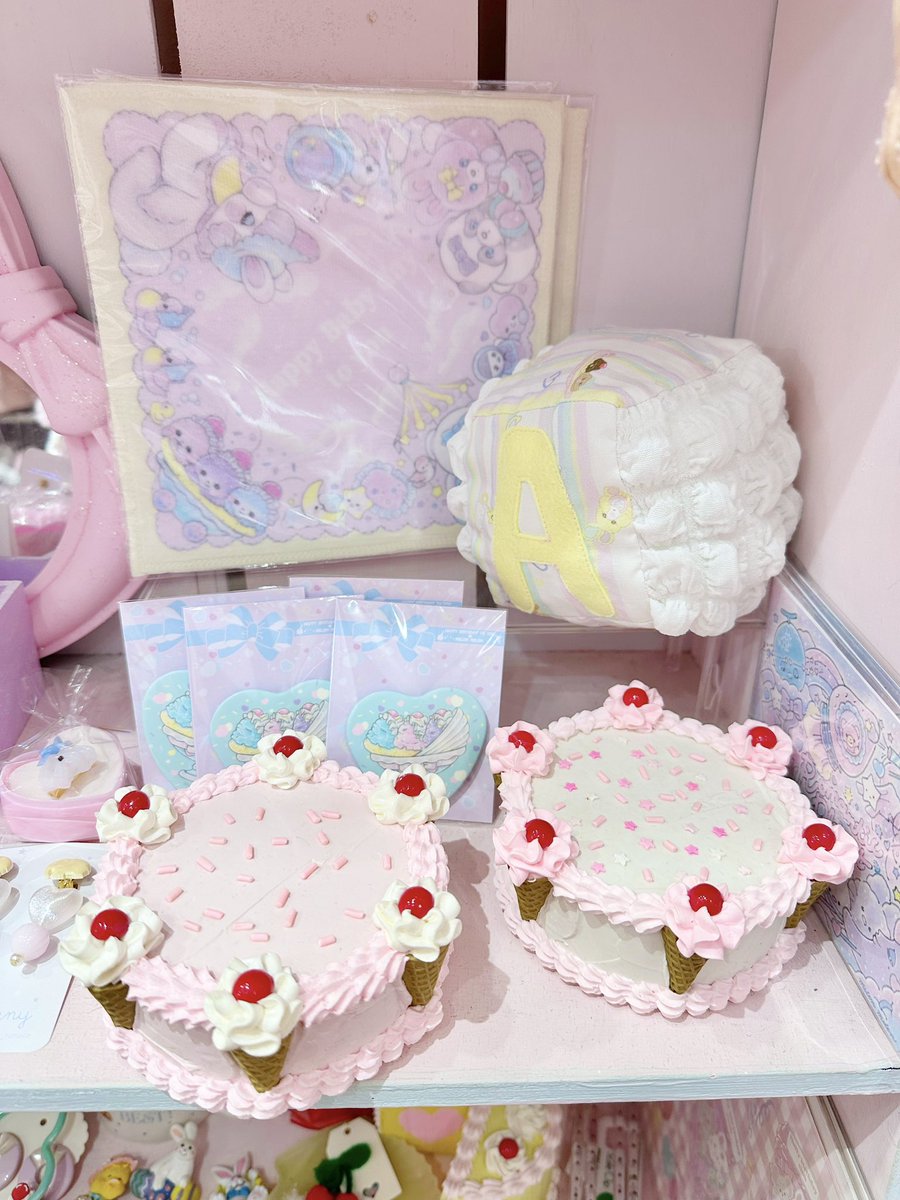 h_birthdaytoyou's tweet photo. ハピバの店舗は3月30日まで駆け抜けるので
最後まで遊びにきてください🩷💜
ハピバFOREVERに納品された商品は本日から通販が可能です⭐️写真が現在の在庫です！気になる商品ございましたらDMからお問合せください🎶 https://t.co/ACxLvPKwp6