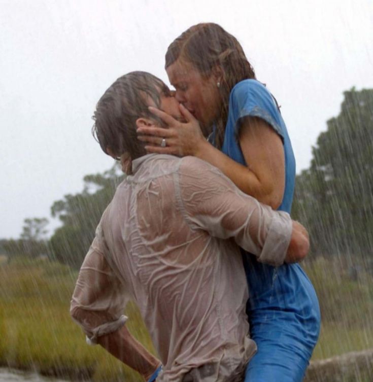 Enmedio del ajetreo, de ese mundo caótico y ruidoso se encontraron...sin buscarlo ni pretenderlo.
Se movían ambos al compás de su música y sus brazos se llamaban en un sutil baile, era una insinuación? 
Sus ojos se observaban una y otra vez, incisivos, nerviosos...y traspasaban