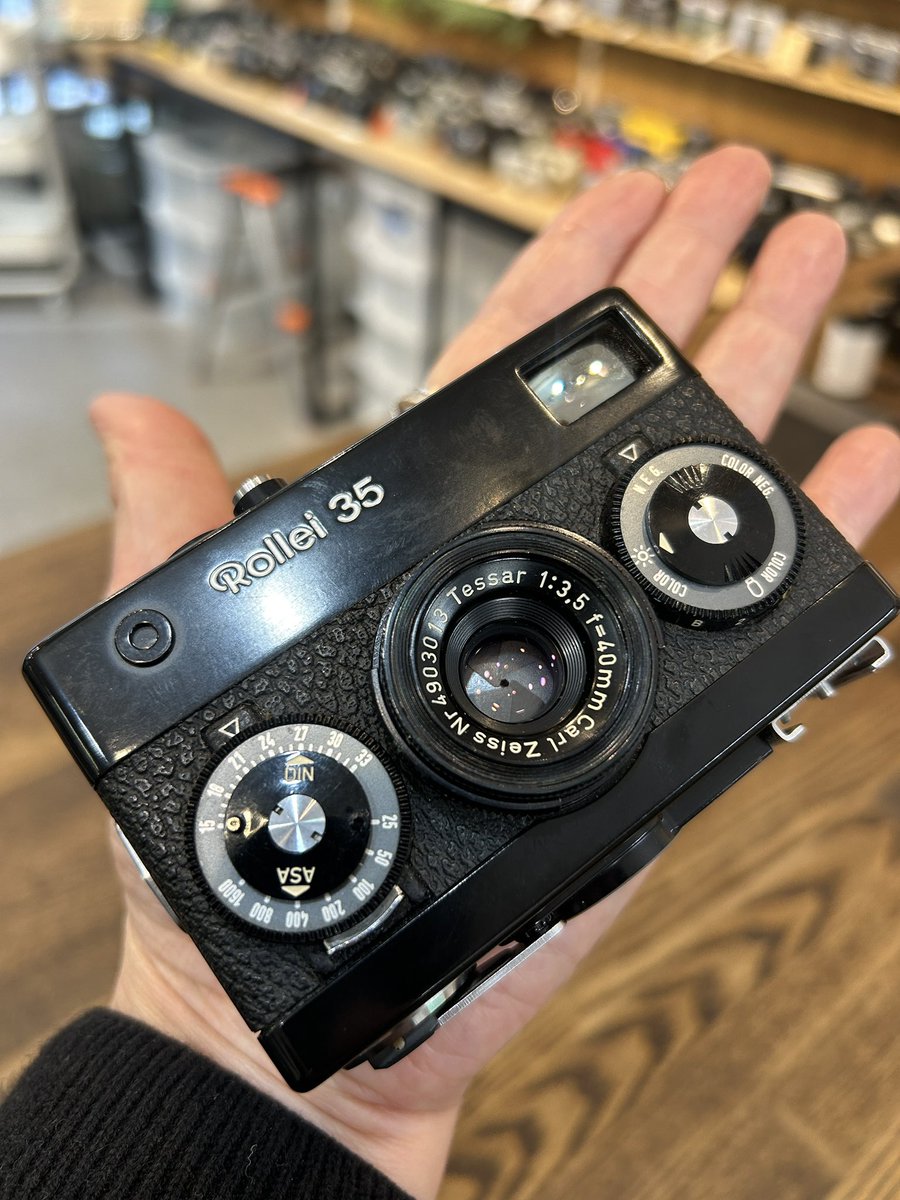 tokyocamera1st's tweet image. 来ました。ローライ35。
tessarのカリッとした写りもさることながら、やっぱりこの見た目が良い🙆

Made in Garmanyです。
一部動作問題ありのため訳あり特価！

#Rollei35