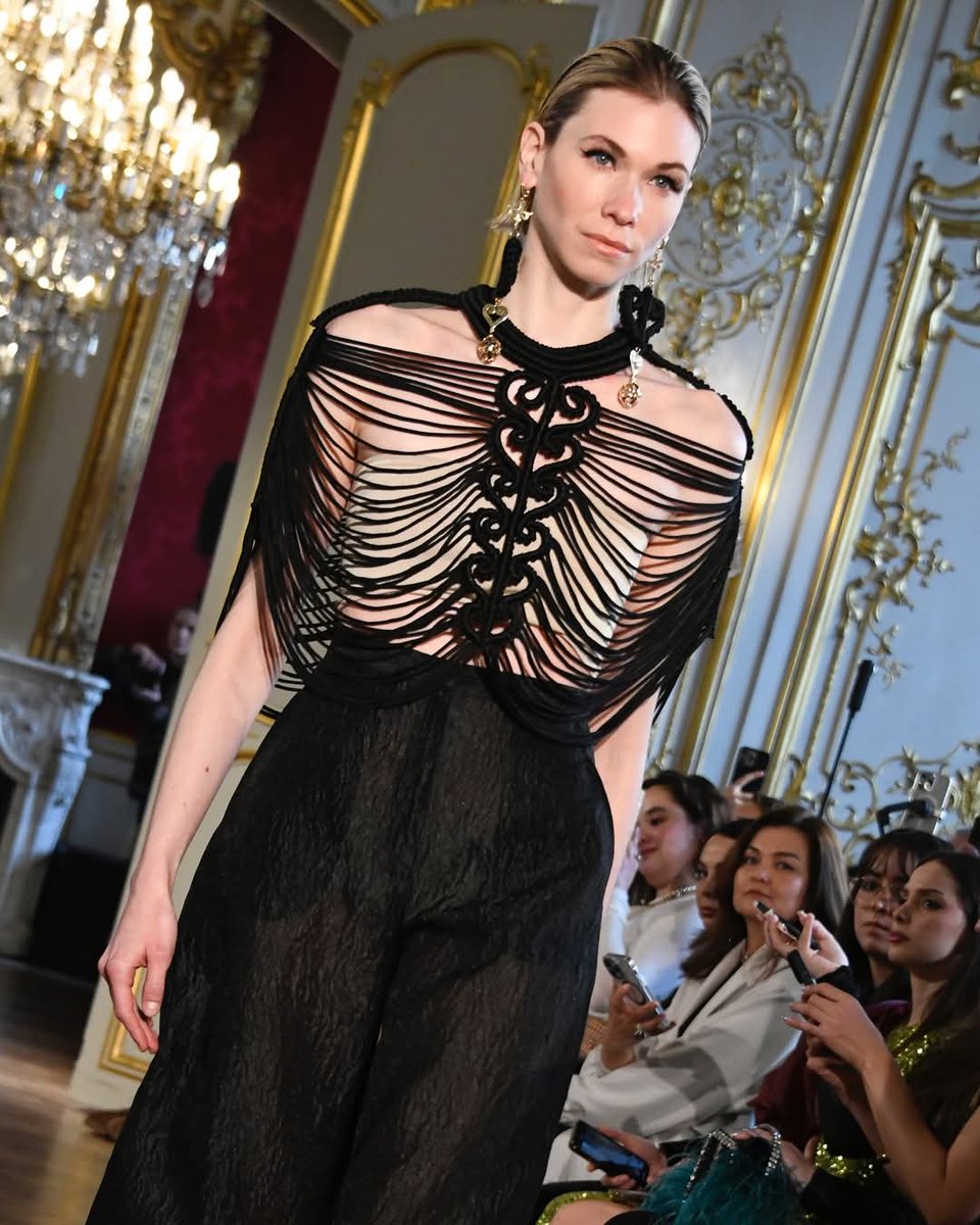 Café de la mode spécial mode plus 
Daring Elegance: The Statement Dress That Stole the Show at Paris Fashion Week 2025

Paris Fashion Week 2025 has once again set the global fashion scene ablaze with breathtaking innovation, and one particular look has captivated audiences with