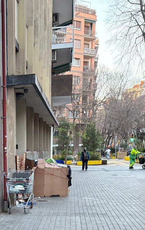 SOSSantAntoni's tweet photo. ⛺️Des de fa un parell de mesos, a la #Superilla de #SantAntoni, s’està construint un assentament que cada dia és més gran.

Fins quan seguirem normalitzant tenir els carrers així? No paguem prou impostos? VERGONYA DE CIUTAT. 

📸 @IllaSant30135 https://t.co/kH8TcXuTSE