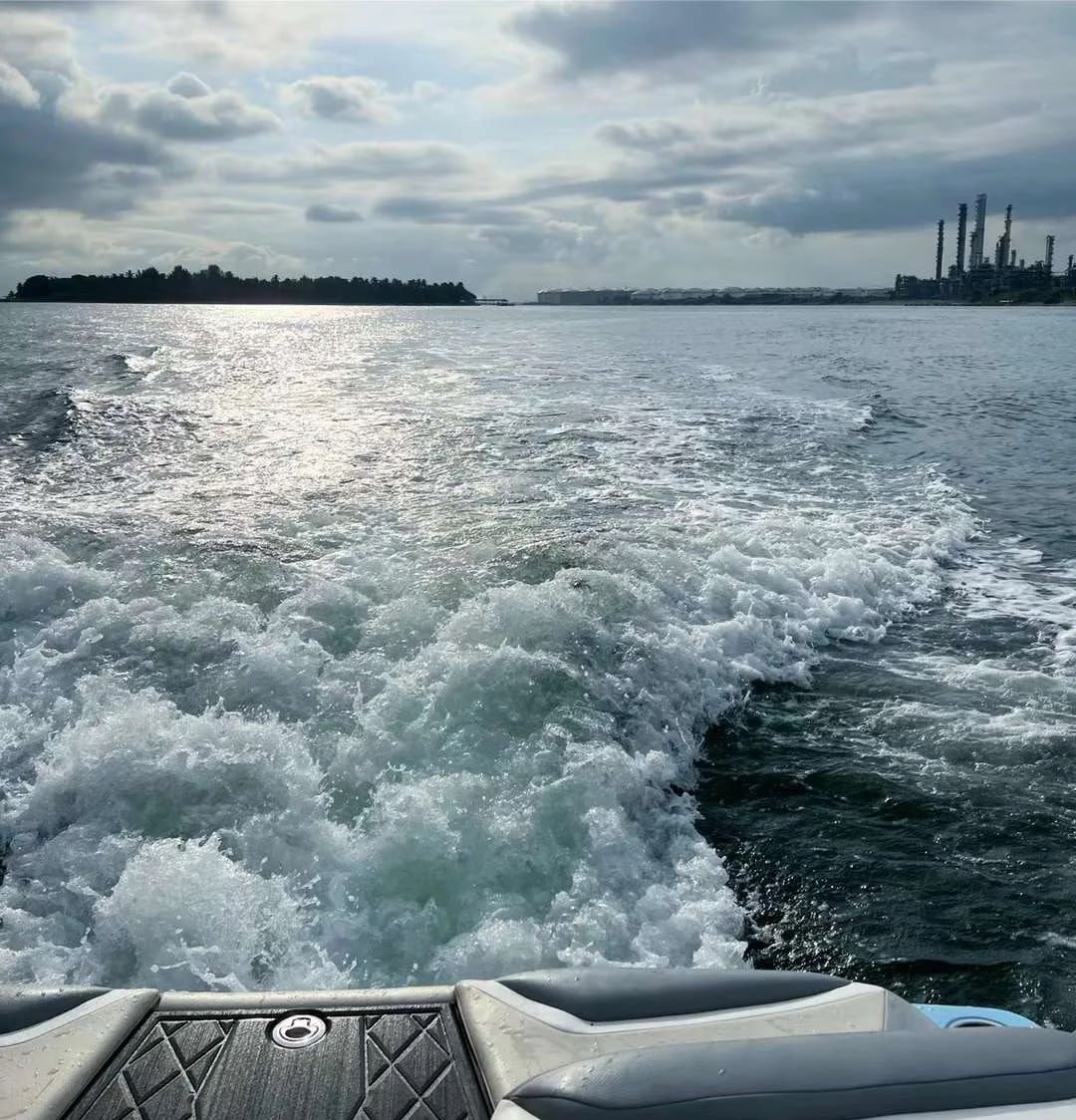 Socialsvb's tweet image. Where the water is calm, but the adventure never stops. 🚤🌅