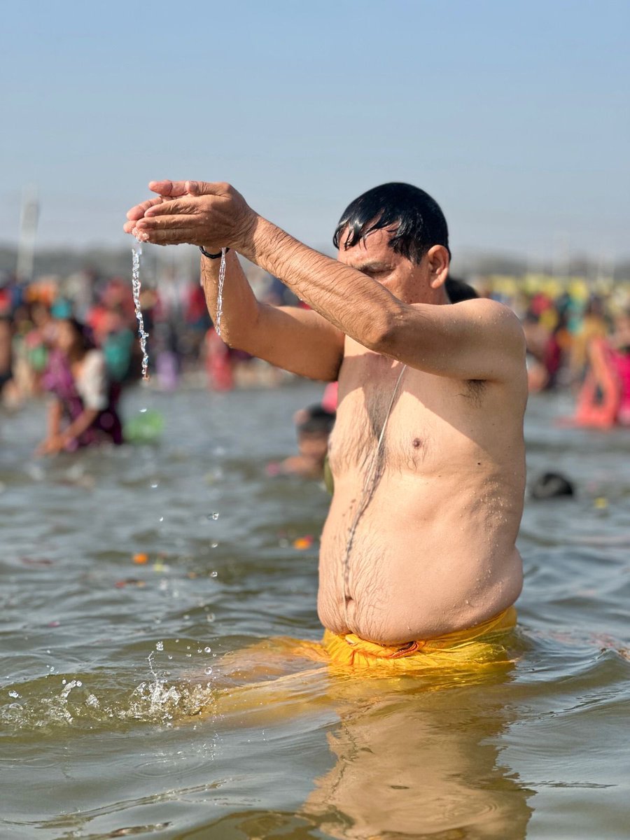 aksharmaBharat's tweet photo. आज माघी पूर्णिमा के पावन पर्व पर पवित्र त्रिवेणी संगम में स्नान करने का परम सौभाग्य मिला। 

यह दिव्य अनुभूति पूरे ब्रह्मांड में और कहीं नहीं।

माँ गंगा, यमुना और सरस्वती से सभी के कल्याण की कामना किया।

को कहि सकई प्रयाग प्रभाऊ।

@narendramodi @myogiadityanath @JPNadda @Bhupendraupbjp @mlkhattar @idharampalsingh @MahaKumbh_2025  @MoHUA_India @MahaaKumbh  @SwachhBharatGov 

#माघ_पूर्णिमा_महाकुंभ 
#MahaKumbhCalling #NayeBharatKaNayaUP 
#GoodGovernance  #महाकुंभ2025
#Mahakumbh2025