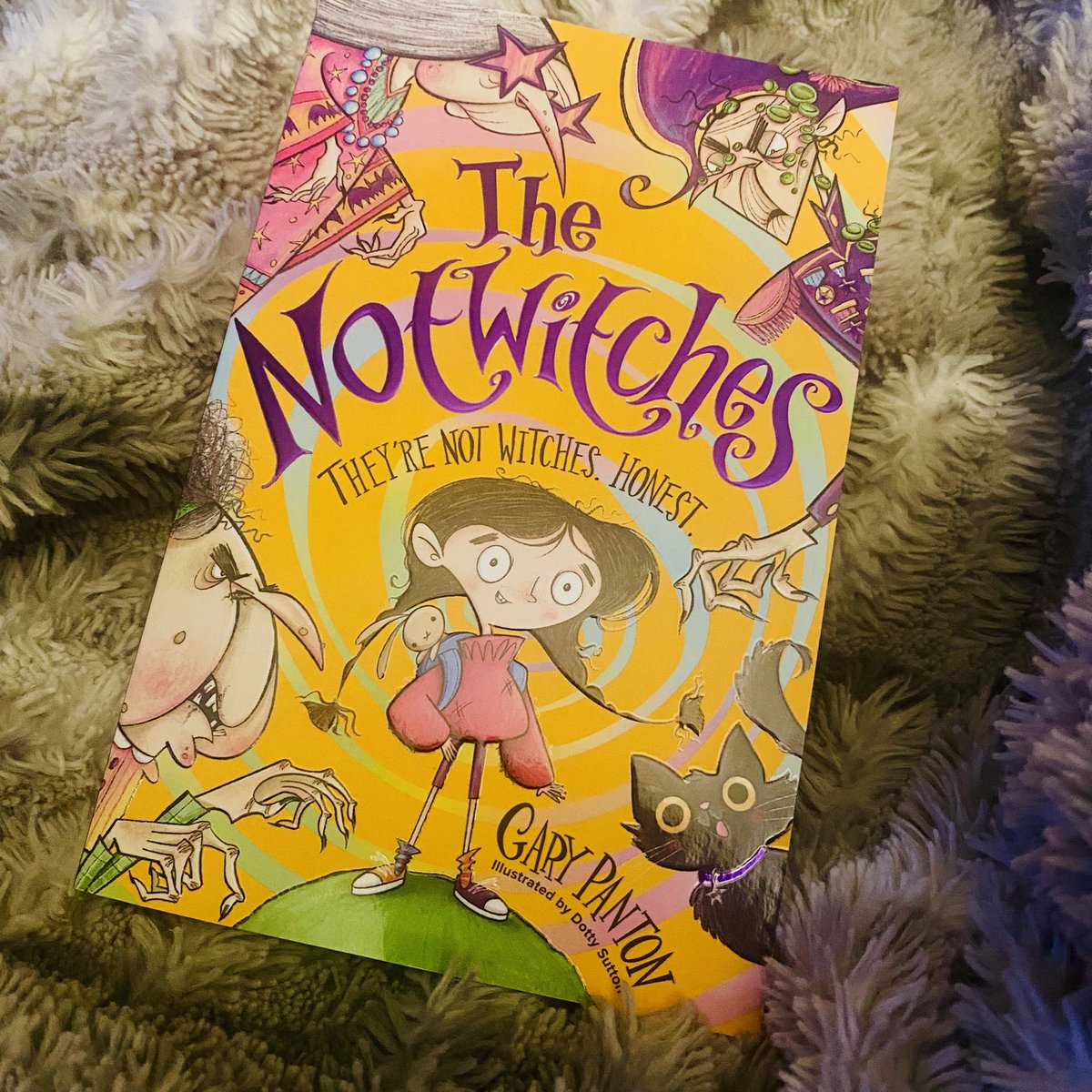 kidsstoryworld's tweet photo. 1/3 VERY excited to be part of #TheNotWitches blog tour! (Apologies for the delay!)
This book has EVERYTHING…courageous hero, ghastly villains, adventure, bravery, magic, friendship and humour. When I read it I was a kid again (it’s exactly what I would have read as a child!)… https://t.co/74uWPyiaMU