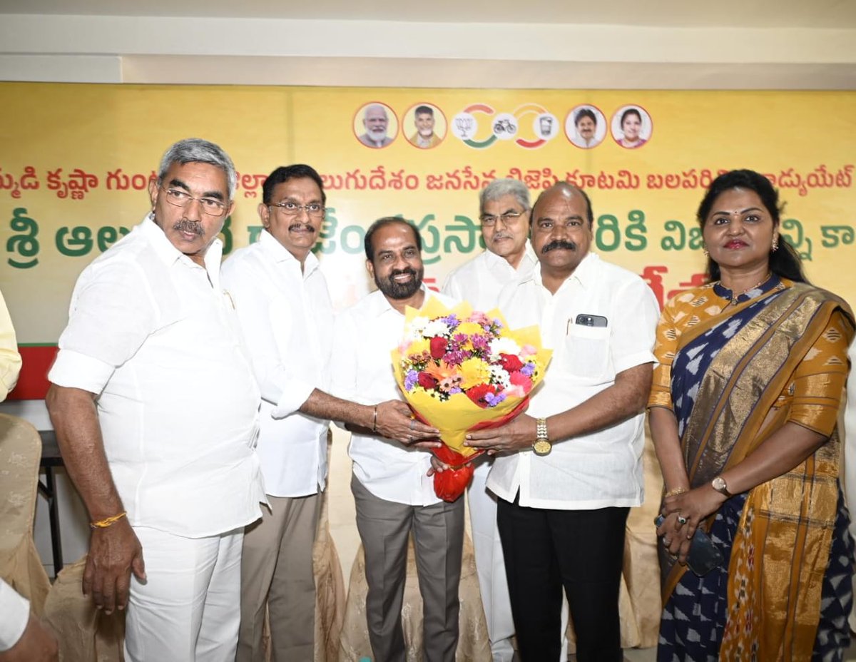 satyakumar_y's tweet photo. ఉమ్మడి కృష్ణా, గుంటూరు జిల్లాల గ్రాడ్యుయేట్​ ఎమ్మెల్సీ ఎన్డీయే(టీడీపీ, బీజేపీ, జనసేన) కూటమి అభ్యర్థి శ్రీ ఆలపాటి రాజేంద్రప్రసాద్ గారి విజయాన్ని ఆకాంక్షిస్తూ విజయవాడలో ఏర్పాటు చేసిన ఆత్మీయ సమావేశంలో పాల్గొన్నాను.

కూటమి ధర్మాన్ని పాటిస్తూ ఆలపాటి గారి విజయానికి కృషి చేయాల్సిందిగా టీడీపీ, బీజేపీ, జనసేన ప్రజాప్రతినిధులకు విజ్ఞప్తి చేశాను. అన్ని పార్టీల నాయకులు, కార్యకర్తలు సమన్వయంతో పని చేయాలని కోరాను.
#NDA #AndhraPradesh #mlcelections2025 @BJP4Andhra @JaiTDP @JanaSenaParty @ArogyaAndhra @ncbn @PawanKalyan