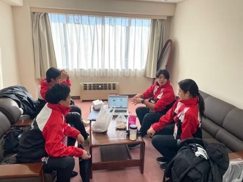 JapanRugbyMinna's tweet photo. 試合前のレフリー舞台裏に密着！

#池田韻 さんら多くの女子レフリーが集結した #女子選手権 🌸🙌

普段、試合前にどのような準備をしているのか？
レフリーによってもルーティンが異なり一人ひとりのこだわりが見えます✨

ぜひレポートをご覧ください💁
https://t.co/XUNtEZTxTy

#みんなでラグビー https://t.co/kJhDPU2G21