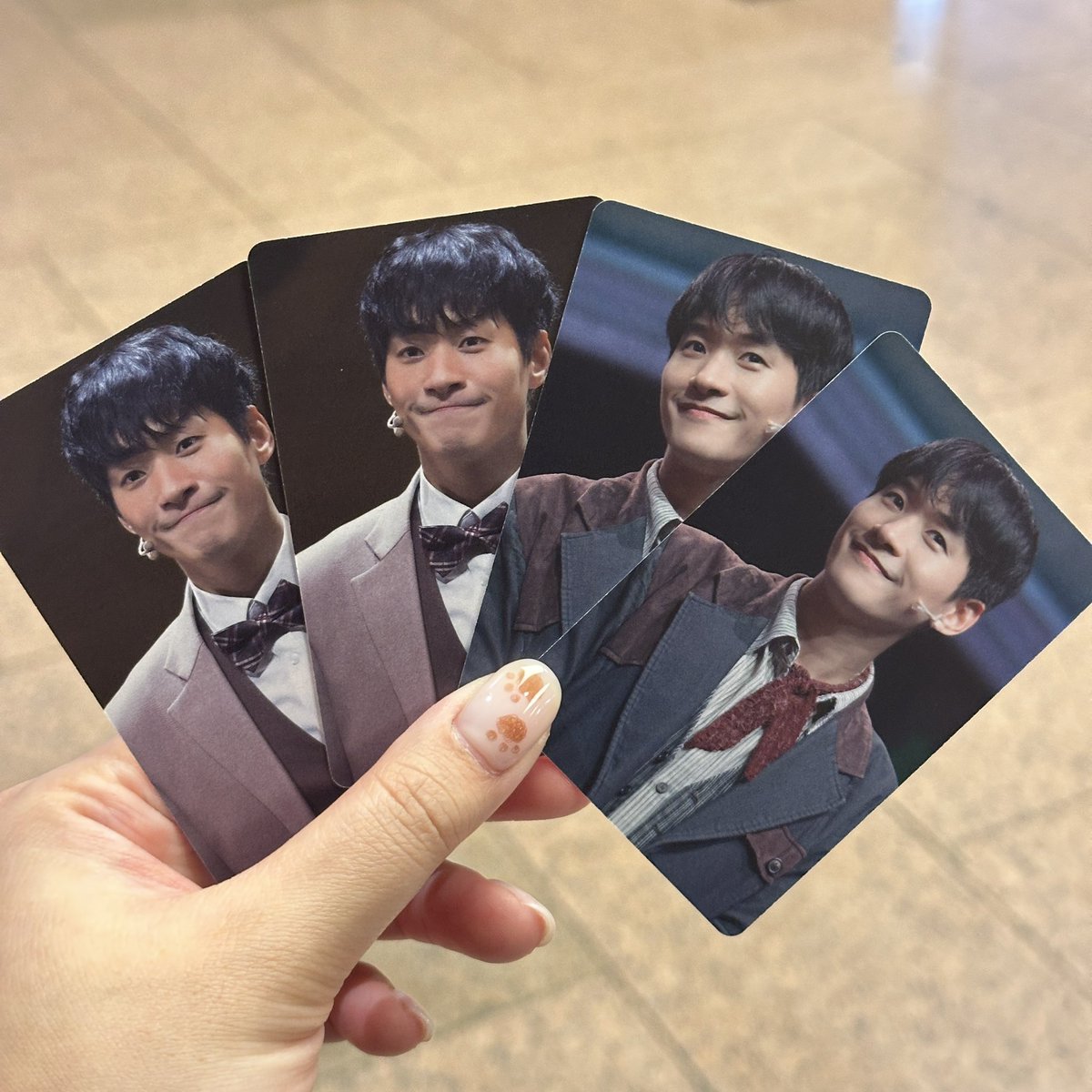 세 번째 방문! 영수증 들고 오면 재고 남은 거 주시겠다고 하셔서 받은 포카세트🥹 오늘이 마지막이라 아쉽지만 일주일 내내 생일 축하할 수 있어서 좋았음

#오_욱진_오_욱진_오오욱진생일
#매일욱진_maeil_w00kjin
#we_need_w00kjin_for_sure