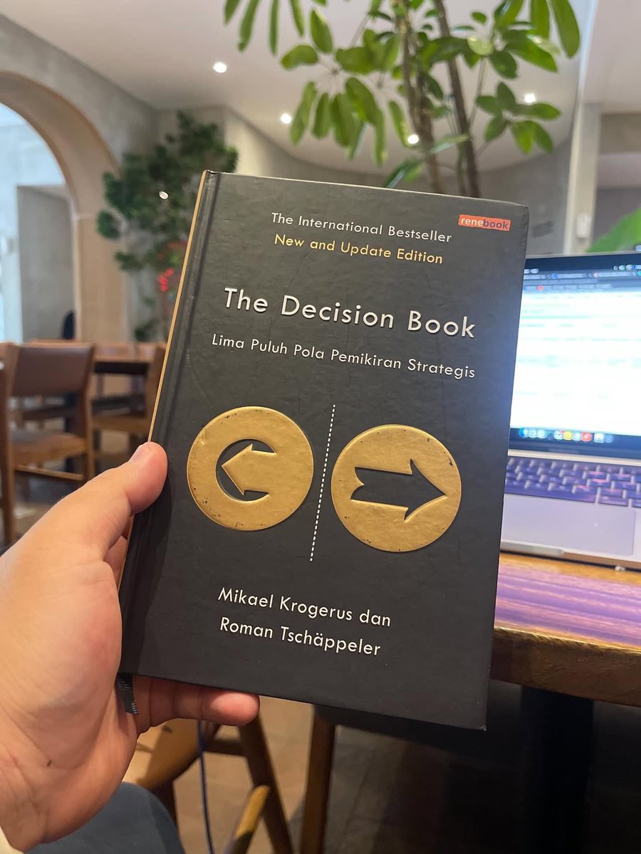 galpratama's tweet photo. Nemu buku ini di Jabarano Dago. Tadinya mau kubeli di gramedia, eh ternyata disini ada. Belum tau bukunya bagus atau nggak, tapi cukup menarik 🙌🏻 https://t.co/m2CS6sds8D