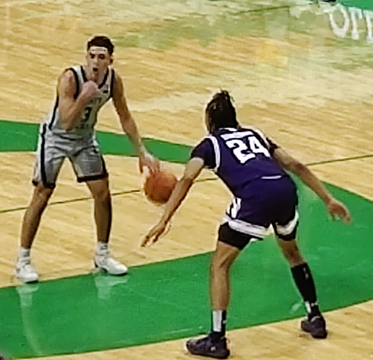 Oregon ended their 5-game losing streak with an 81-75 win over Northwestern tonight in Eugene. Jackson Shelstad scored a career-high 26 points (4-of-6 3's) leading Oregon.  Keeshawn Barthelemy (19 points) also hit 4-of-6 3's. Nate Bittle had a solid game with 14+7 and 2 blocks.