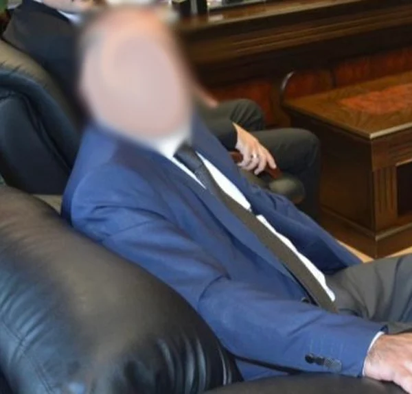 yirmiucderece's tweet photo. Yargıdaki çürümeyi gösteren skandal iddia: "Almasan da aldı derler..."

Hatay’da Savcı Abdussamed B., aynı adliyede çalıştığı Hakim Mehmet Mustafa Ş.’nin kendisine rüşvet teklif ettiğini ileri sürerek şikâyetçi oldu.

İddialara göre Hakim Mehmet Mustafa Ş, savcıdan bir çete davasında davanın takipsizlikle sonuçlandırılmasını istedi.

Savcı ortada bir suç olduğu için böyle bir şeyin mümkün olmadığını, kendisine teklif edilen rüşveti kabul edemeyeceğini söyledi.

Bunun üzerine hakim Mustafa Ş. "Zaten almasan da aldı derler. Başsavcıya gider. Benden rüşvet istedi derim" diyerek savcıyı tehdit etti.

Savcı, görüşme sırasında gizlice aldığı ses kaydını, Hâkimler ve Savcılar Kurulu’na iletilmek üzere Hatay Adliyesi Komisyonuna teslim etti.

(BirGün - Timur Soykan)