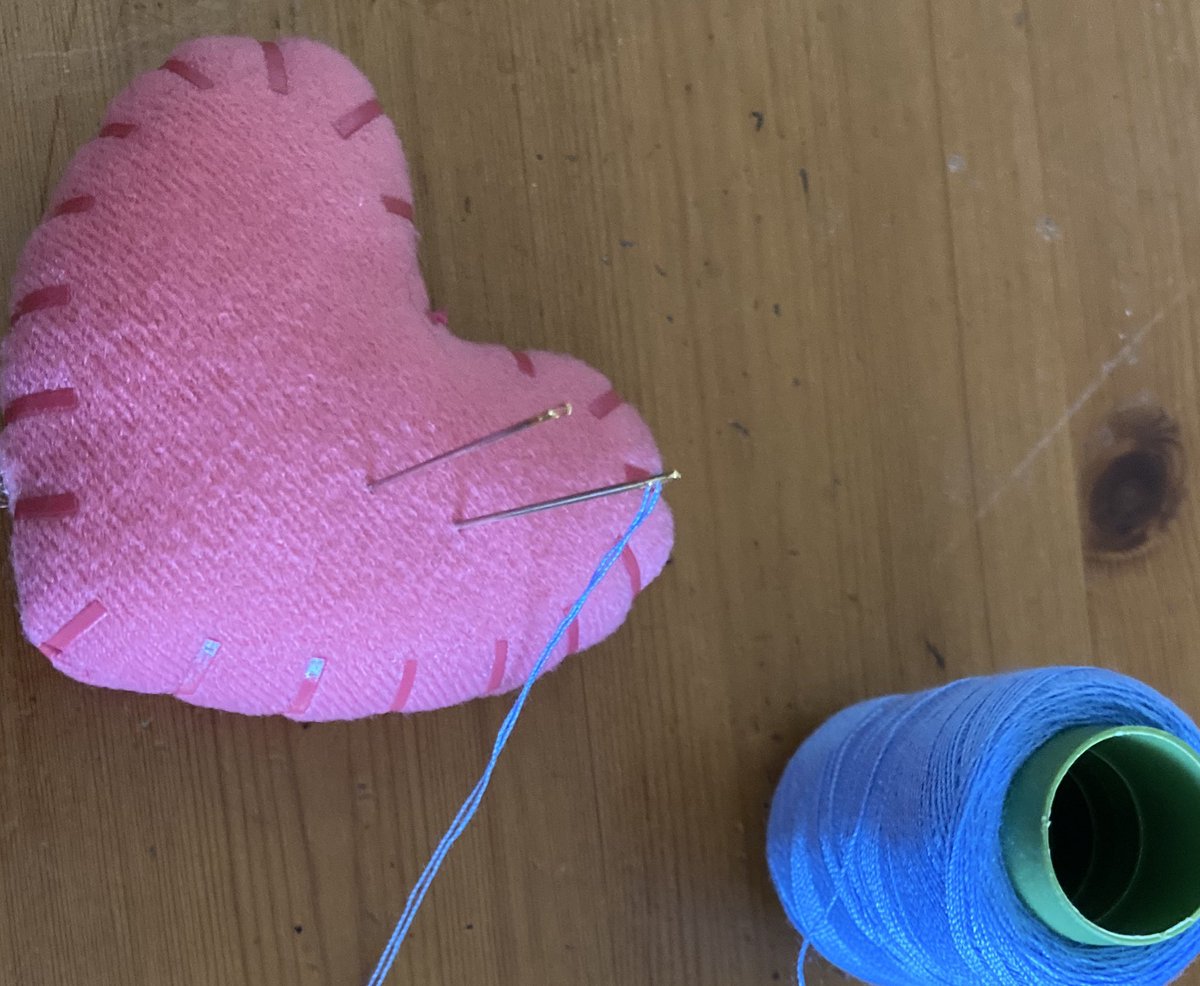 ダッフィーちゃん達のガーランドが遂に紐切れてしまったので(もう8年前だもんね…)ワッペン風にしてバッグに✌️
🩷は針山にちょうど良いです✨ジェラにゃんに色々持ってもらえるとちょっぴり楽w\(๑´ω`๑)/