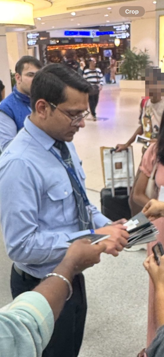 ajith10010's tweet photo. PNR : ATIR4F
Date: 11/02/2025
Time: 7.50Pm Departure time

This is the guy who took our passport 
His Number: +91 7460001407
(3/3) https://t.co/B3fGY0CW3p