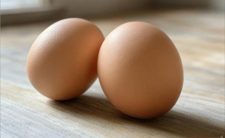LamelasOrtiz's tweet photo. #MirandoConDobleSentido
¡#EnCuba se acabaron los huevos!, gritaron desde un balcón.
No me parece, todavía quedan algunos huevos por ahí. https://t.co/dv3JoS8BkK