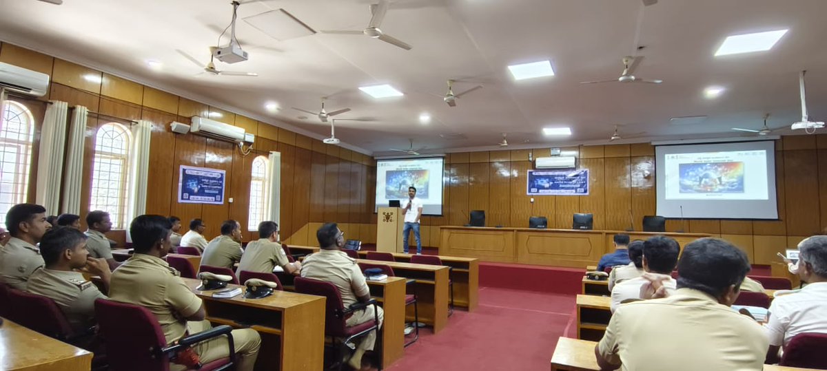 ckmpolice's tweet image. ಸುರಕ್ಷಿತ ಇಂಟರ್ನೆಟ್ ದಿನದ ಪ್ರಯುಕ್ತ ಇಂದು ಚಿಕ್ಕಮಗಳೂರು ಜಿಲ್ಲಾ ಪೊಲೀಸ್ ಕಛೇರಿಯಲ್ಲಿ ಪೊಲೀಸ್ ಅಧಿಕಾರಿ ಮತ್ತು ಸಿಬ್ಬಂದಿಗಳಿಗೆ NIC ವತಿಯಿಂದ ಕಾರ್ಯಗಾರವನ್ನು ಆಯೋಜಿಸಲಾಗಿತ್ತು,ಕಾರ್ಯಗಾರದಲ್ಲಿ ಸೈಬರ್ ಸುರಕ್ಷತೆ &amp;amp; ಸುರಕ್ಷಿತ ಇಂಟರ್ನೆಟ್ ಬಳಕೆ ಕುರಿತು ಶ್ರೀ. ಚಂದರ್ ಪ್ರಕಾಶ್,DIO,NIC ರವರು ಮಾಹಿತಿ ನೀಡಿದರು.
#SaferInternetDay