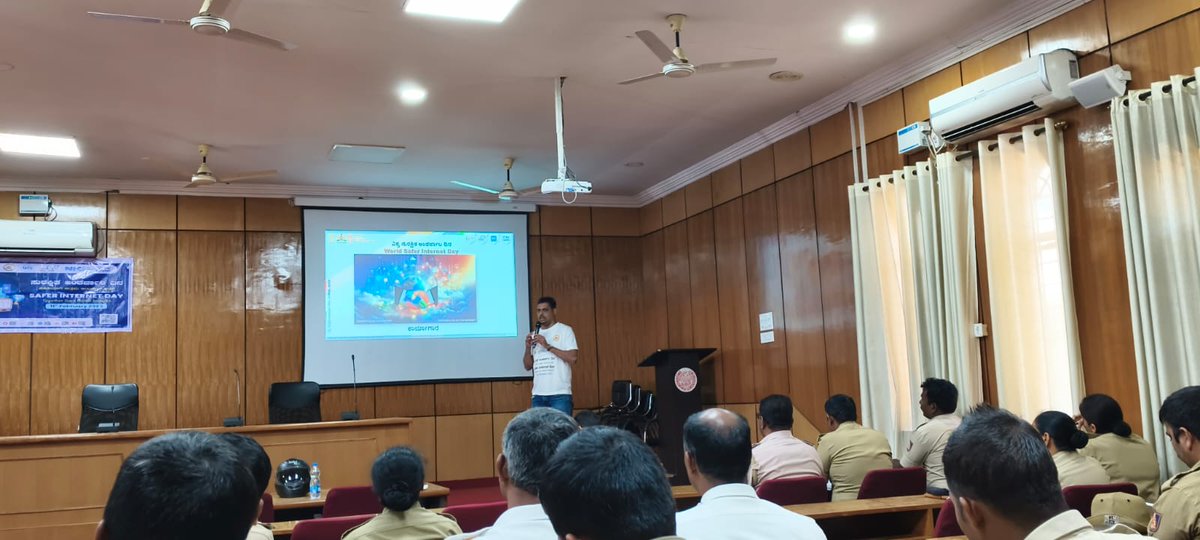 ckmpolice's tweet image. ಸುರಕ್ಷಿತ ಇಂಟರ್ನೆಟ್ ದಿನದ ಪ್ರಯುಕ್ತ ಇಂದು ಚಿಕ್ಕಮಗಳೂರು ಜಿಲ್ಲಾ ಪೊಲೀಸ್ ಕಛೇರಿಯಲ್ಲಿ ಪೊಲೀಸ್ ಅಧಿಕಾರಿ ಮತ್ತು ಸಿಬ್ಬಂದಿಗಳಿಗೆ NIC ವತಿಯಿಂದ ಕಾರ್ಯಗಾರವನ್ನು ಆಯೋಜಿಸಲಾಗಿತ್ತು,ಕಾರ್ಯಗಾರದಲ್ಲಿ ಸೈಬರ್ ಸುರಕ್ಷತೆ &amp;amp; ಸುರಕ್ಷಿತ ಇಂಟರ್ನೆಟ್ ಬಳಕೆ ಕುರಿತು ಶ್ರೀ. ಚಂದರ್ ಪ್ರಕಾಶ್,DIO,NIC ರವರು ಮಾಹಿತಿ ನೀಡಿದರು.
#SaferInternetDay