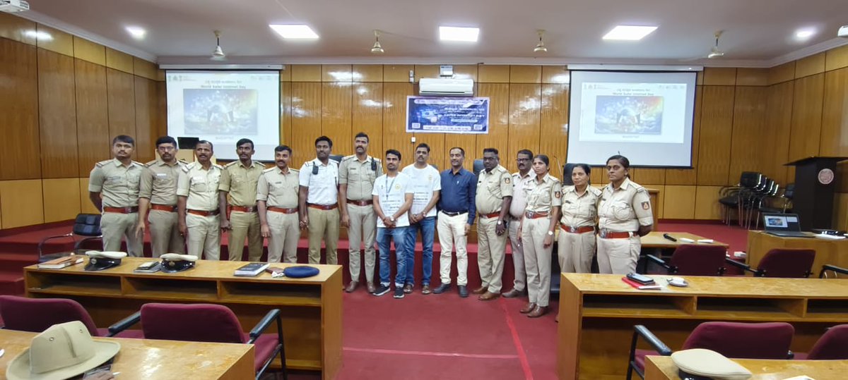 ckmpolice's tweet image. ಸುರಕ್ಷಿತ ಇಂಟರ್ನೆಟ್ ದಿನದ ಪ್ರಯುಕ್ತ ಇಂದು ಚಿಕ್ಕಮಗಳೂರು ಜಿಲ್ಲಾ ಪೊಲೀಸ್ ಕಛೇರಿಯಲ್ಲಿ ಪೊಲೀಸ್ ಅಧಿಕಾರಿ ಮತ್ತು ಸಿಬ್ಬಂದಿಗಳಿಗೆ NIC ವತಿಯಿಂದ ಕಾರ್ಯಗಾರವನ್ನು ಆಯೋಜಿಸಲಾಗಿತ್ತು,ಕಾರ್ಯಗಾರದಲ್ಲಿ ಸೈಬರ್ ಸುರಕ್ಷತೆ &amp;amp; ಸುರಕ್ಷಿತ ಇಂಟರ್ನೆಟ್ ಬಳಕೆ ಕುರಿತು ಶ್ರೀ. ಚಂದರ್ ಪ್ರಕಾಶ್,DIO,NIC ರವರು ಮಾಹಿತಿ ನೀಡಿದರು.
#SaferInternetDay