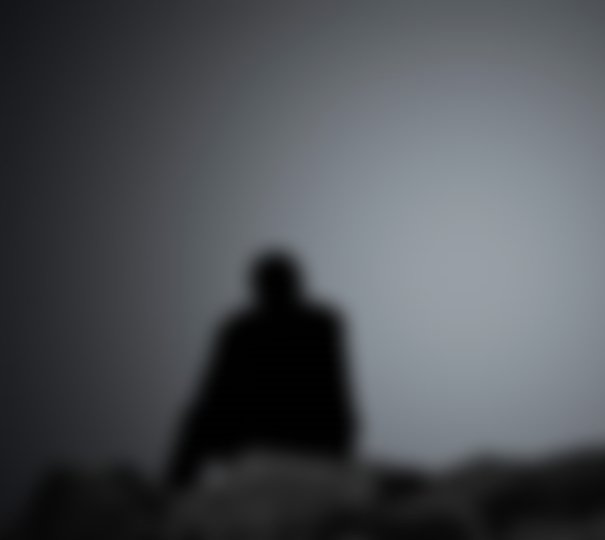 ولستُ كما ينبغي إنّما 
أجلِّدُ نفسيَ في حربِها

كأنّيَ والشوقُ ينتابُني 
بلادٌ تُفرَّغُ من شعبِها 

#صباح_الخير