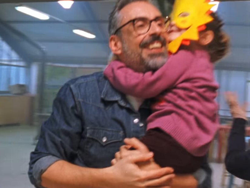 Brunori Sas ha girato il video con sua figlia che interpreta il sole e tutte le persone intorno a lei (la mamma, la nonna ecc) fanno i pianeti perché lei è il sole ed è il centro di tutto 😭