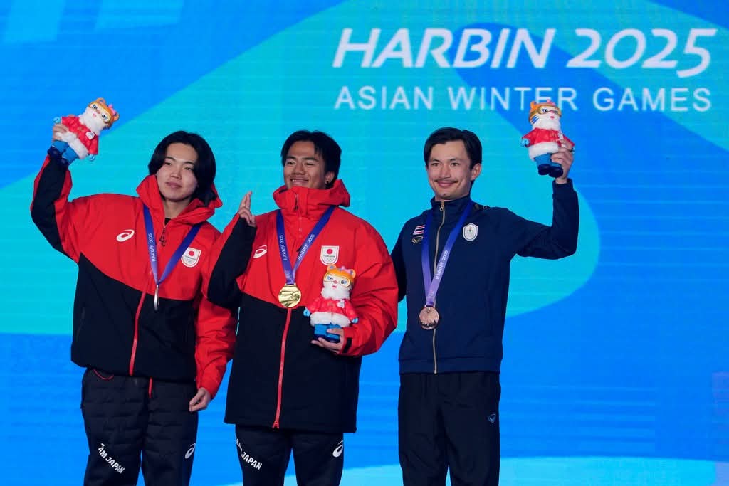 KhaosodEnglish's tweet photo. Bronze medalist Paul Henri Vieuxtemps of Thailand poses during the Men's Freeski Slopestyle medal ceremonies at the 9th Asian Winter Games in Yabuli in northeast China's Heilongjiang province on Feb. 11, 2025.
https://t.co/SECkhwsfzV 
 #firstmedal #thailand #asianwintergames https://t.co/b3JahTLeJU