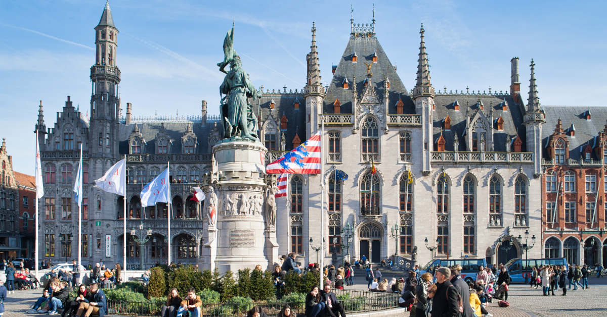 Le palais provincial est un des plus beaux bâtiments de la ville. Qu'en pensez-vous ? #bruges