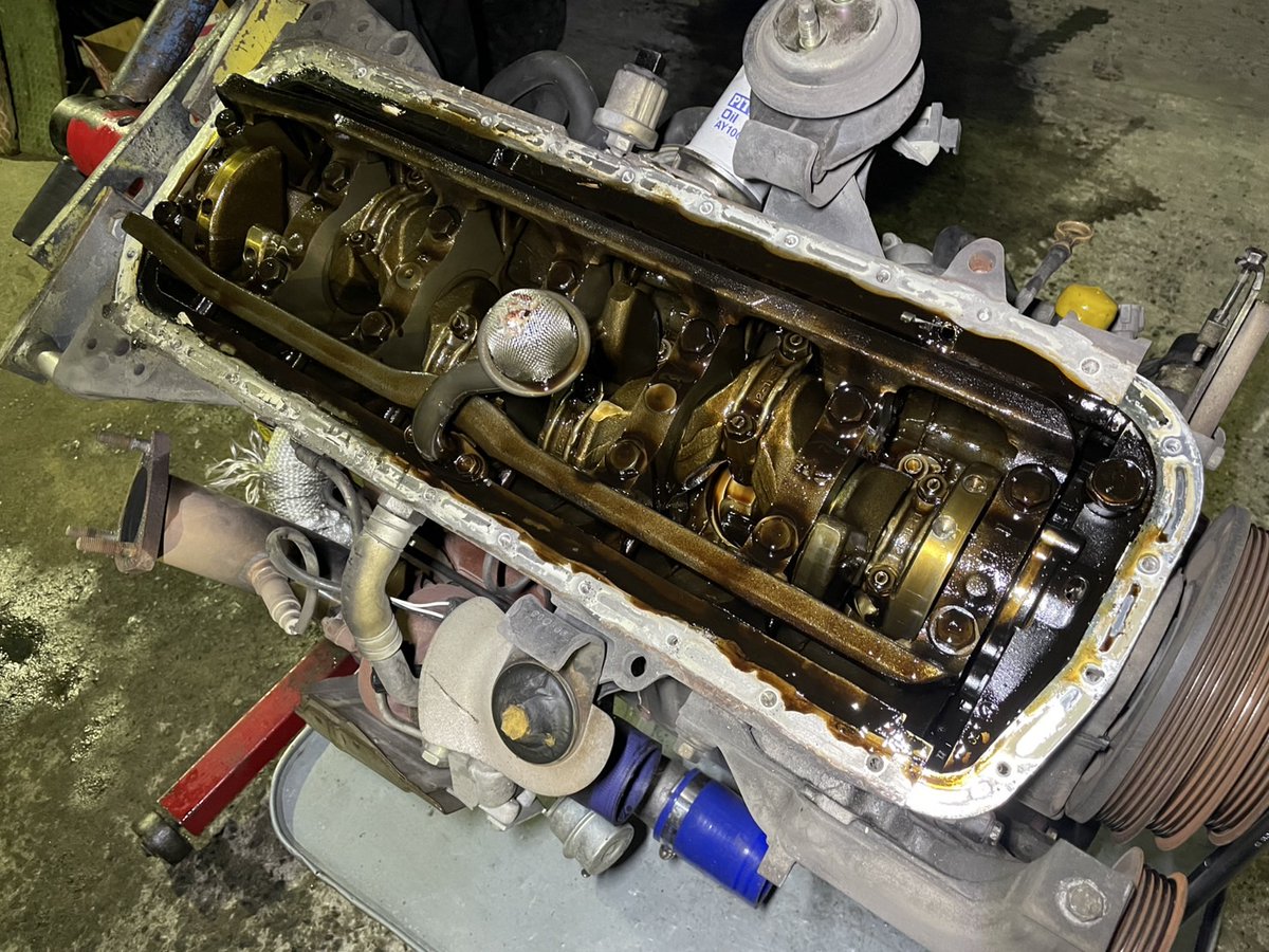 エンジンおりた！
エンジンマウント片方切れてたw
27万キロ走った中身が気になる
#ER34 #RB25DET #OH