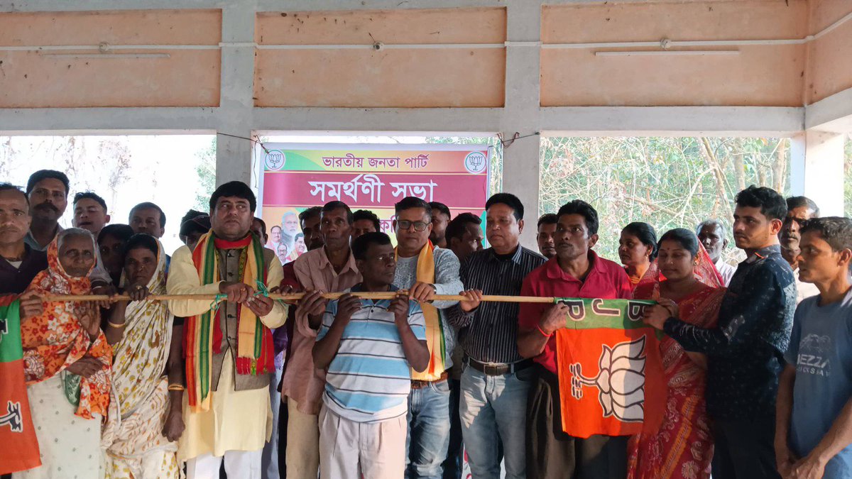 BJP4Tripura's tweet photo. বিজেপিতে যোগদান!
উত্তর ত্রিপুরা জেলার অন্তর্গত কদমতলা-কূর্তি মন্ডলের ৩নং এবং ৭নং বুথে বিভিন্ন বিরোধী রাজনৈতিক দল ছেড়ে ৩০৫ জন ভোটার ভারতীয় জনতা পার্টিতে যোগদান করেন।
নবাগতদের ভারতীয় জনতা পার্টিতে বরণ করে নেন জেলা সভাপতি শ্রী কাজল কুমার দাস মহোদয় সহ অন্যান্যরা।
#BJP4Join https://t.co/SeRhopjjj0