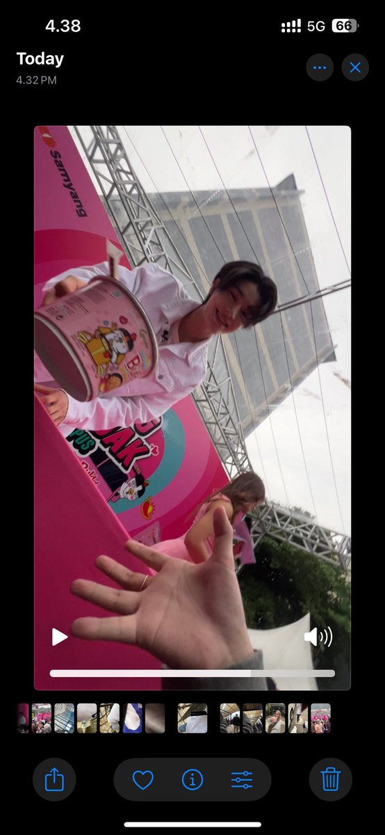 mhoonsun's tweet photo. guis…. aku dikasih mbg (mie buldak gratis) dari jake… terima kasih samyang… terima kasih jake… (tgn aku ceker bgt emang)

#JAKE_IN_TRISAKTI 
#JAKE_IN_JAKELAND https://t.co/8BaXSk6WPh