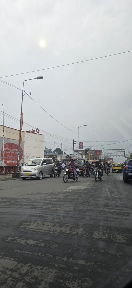 FMLarousse's tweet photo. #RDC/#Goma: pas de policiers de circulation routière (roulage), pqs d'embouteillages y compris aux carrefours #Instigo, #Entrée, #Terminus, #Birere... les plus chauds de la ville. 

Les piétons et les automobilistes respectent les feux et les panneaux de signalisation [PHOTOS]. https://t.co/8waaWTxNCz