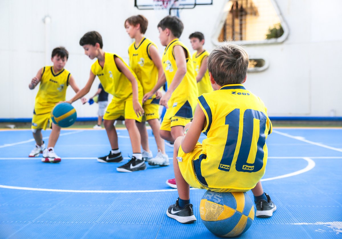 Gli ultimi 10 giorni di basket giovanile italiano:
- under 19 femminile, una mamma grida "scimmia" nei confronti di una 17 enne di pelle nera. Il video finisce su tutti i telegiornali
- minibasket "esordienti" (11/12 anni), una partita viene sospesa a 4 minuti dalla fine dagli