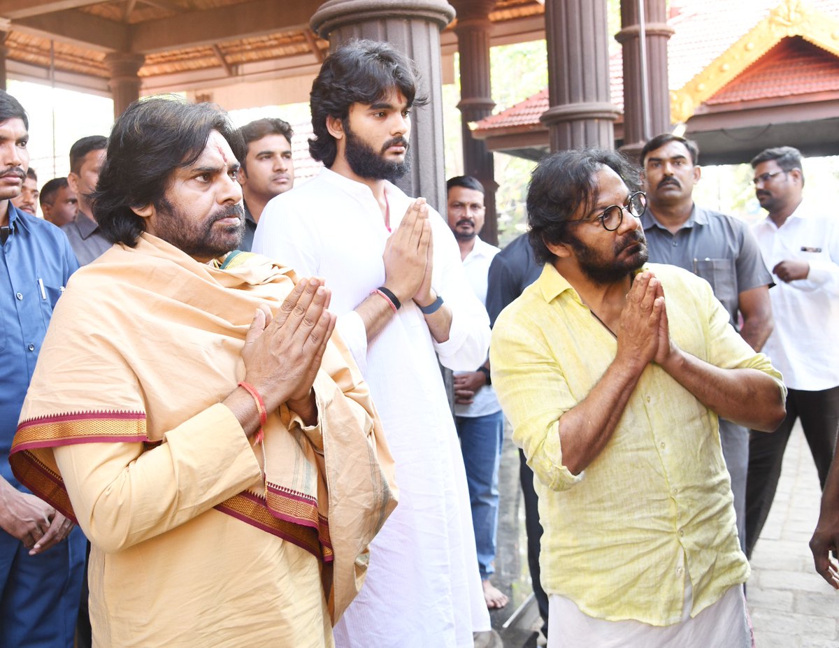 APDeputyCMO's tweet photo. కేరళలోని కొచ్చి సమీపంలో ఉన్న శ్రీ అగస్త్య మహర్షి ఆలయాన్ని దర్శించి, ప్రత్యేక పూజలు నిర్వహించిన రాష్ట్ర ఉప ముఖ్యమంత్రి @PawanKalyan. ఈ క్షేత్ర సందర్శనలో ఉప ముఖ్యమంత్రి పవన్ కళ్యాణ్ కుమారుడు అకీరా, టిటిడి సభ్యుడు శ్రీ ఆనందసాయి గారు పాల్గొన్నారు. (1/3) https://t.co/yXWugieNUg