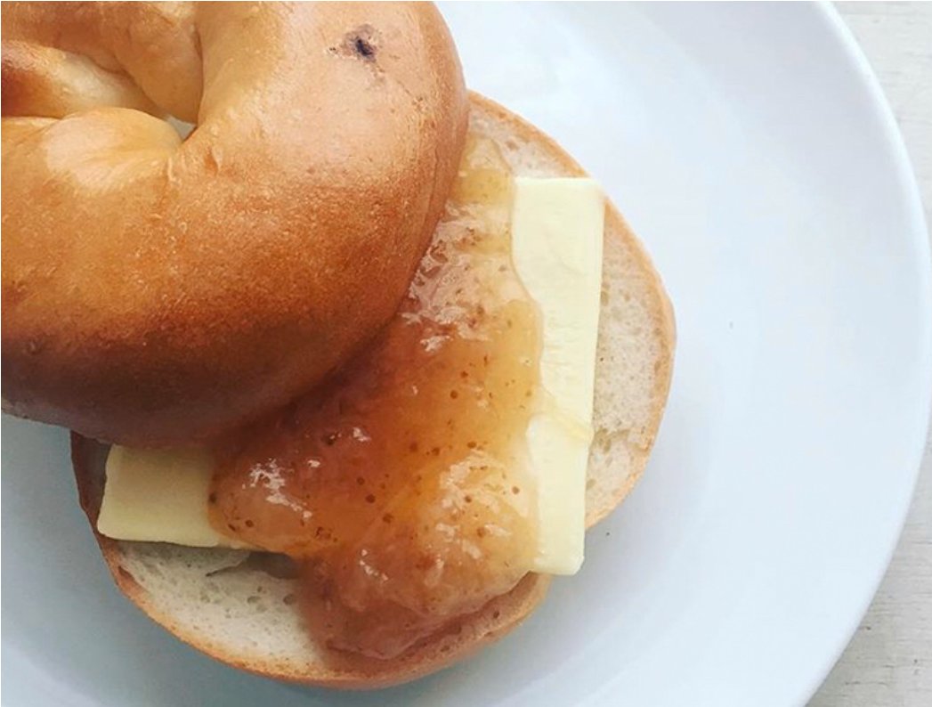 CafeFouet's tweet photo. フエのベーグル。
bagel
バター、卵、ミルクなどを使用しないノンファット＆ノンコレステロール生地を毎朝一度茹でてから焼きあげるベーグル。有機砂糖などこだわりの材料を使用し、もちもちの食感がヤミツキになります。 https://t.co/Vnc5FD4JRf