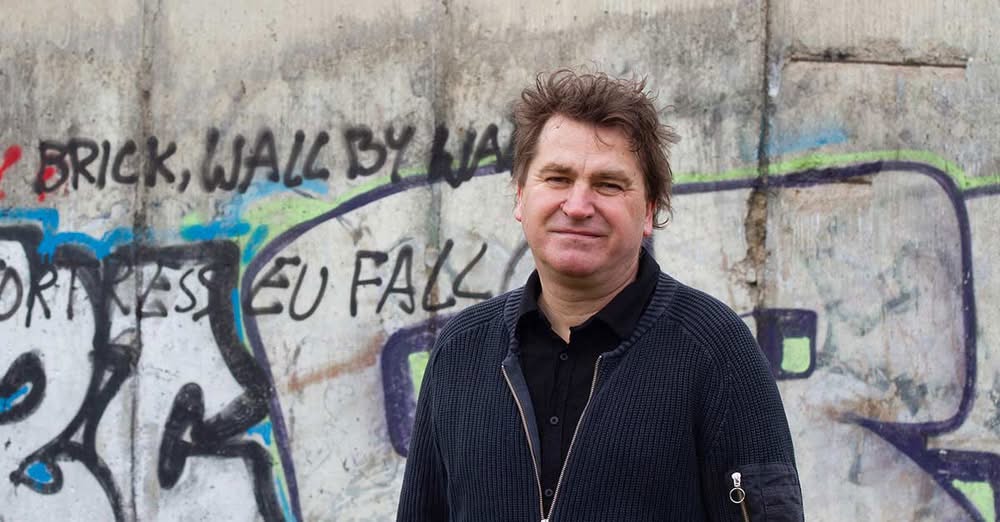 "Der Hass im Osten auf die liberalen Werte ist weitaus ausgeprägter, als sich viele im Westen das vorstellen können. Dabei gehört Ostdeutschland zu den wohlhabendsten Regionen in Europa. Das ist fast allen bewusst – nur den Ostdeutschen nicht. ... Wir beobachten auch in der