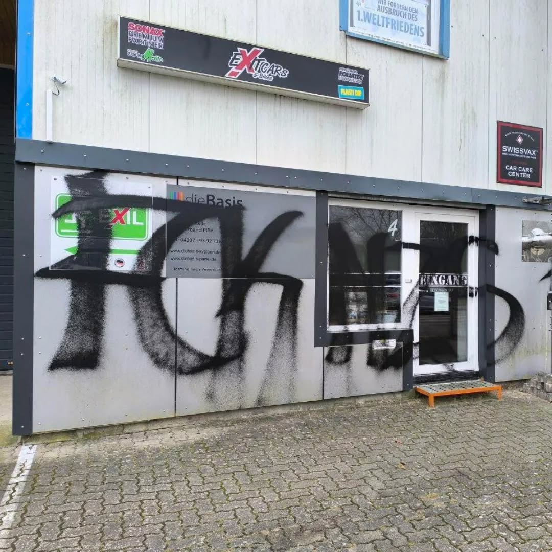 150 #Antifa|schist:innen kamen am Samstagabend in die Lise-Meitner-Str in #Schwentinental, um gegen eine weitere AfD-Veranstaltung bei "Exit-Cars" zu demonstrieren. Die Zufahrt wurde blockiert und der Protest anschließend mit einer Spontandemo in den Ort getragen. #noafdsh #noafd