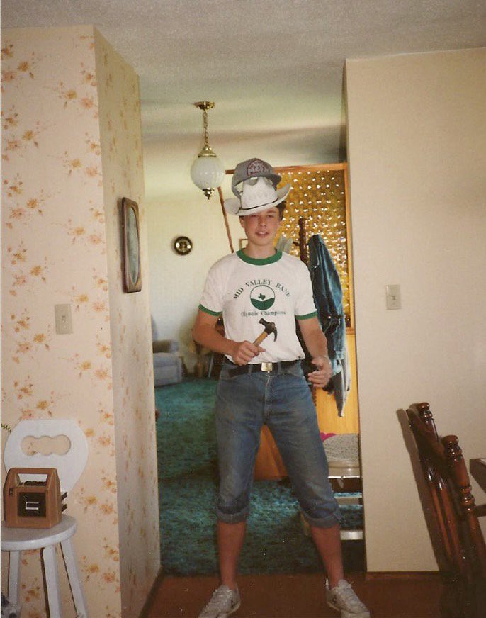 cb_doge's tweet image. Elon Musk at the age of 17, working on his cousin’s wheat farm in Saskatchewan. He did a barn raising that day. He has great respect for farmers—they work hard to put food on everyone’s table.