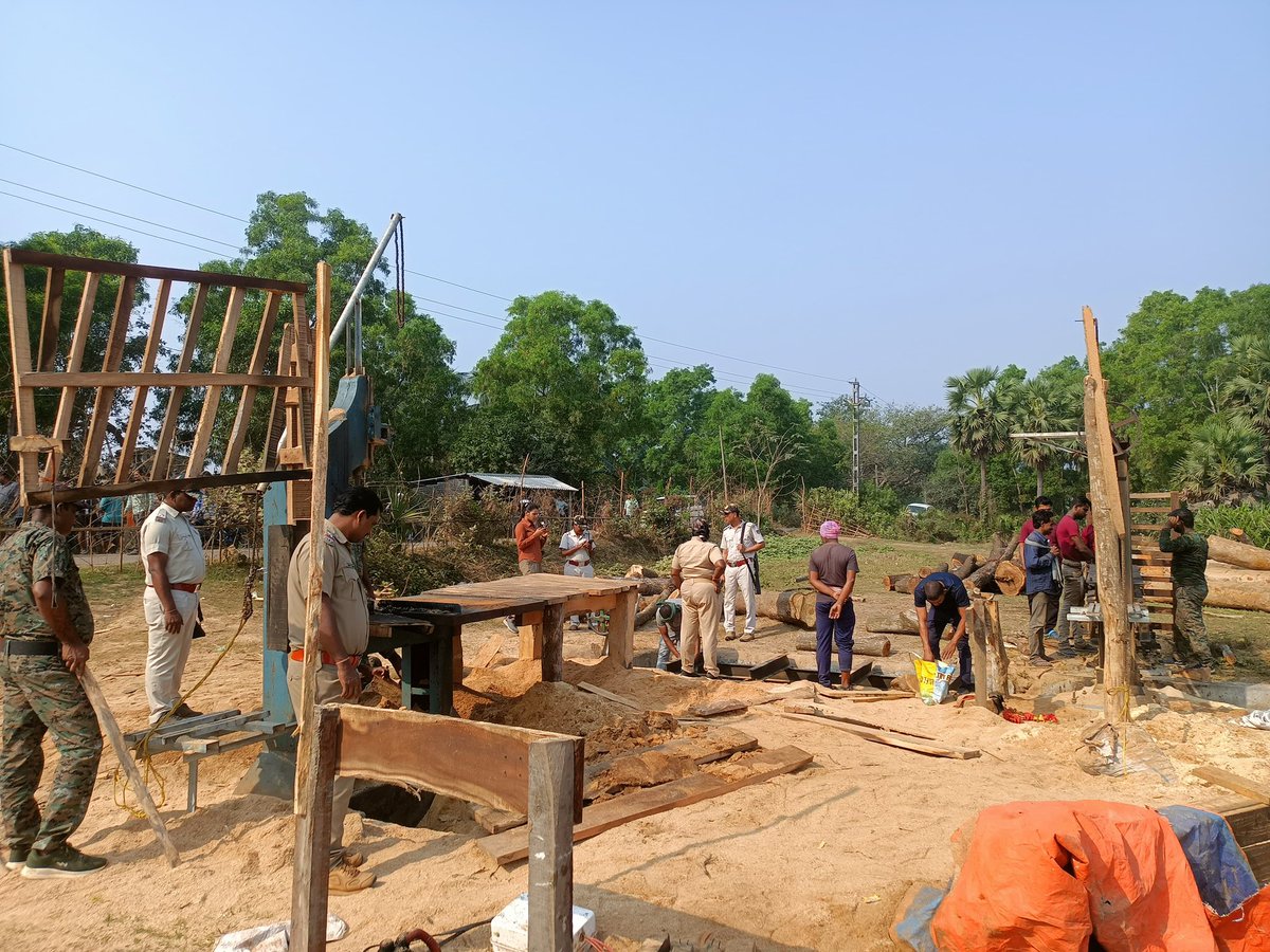 OdishaVigilance's tweet photo. In a joint forest raid conducted by Forest Wing of #Odisha #Vigilance on running of two illegal sawmills  at village Dadhibamanpur, Ambagadia &amp;  Maitapur under Simulia PS, #Balasore, sawmill accessories along with 230.81 cft valuable timber worth Rs.23.49 Lakhs detected &amp; seized. https://t.co/QsIRZIaG5a