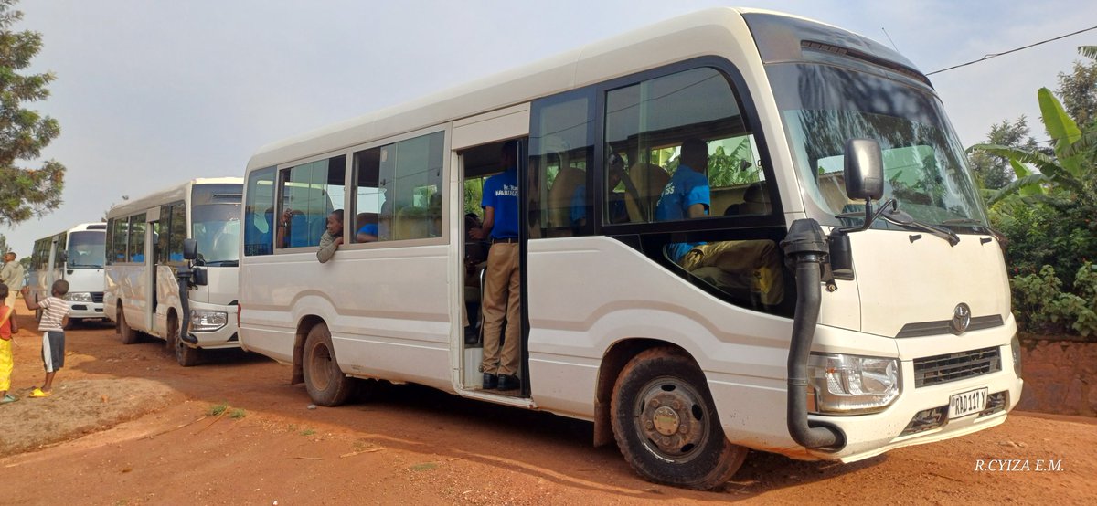 Fr_Ramon_K_TVET's tweet photo. Abanyeshuri bacu 78 bo mu ishami rya #MultimediaProduction, Urwego rwa 5 n'abarezi babaherekeje berekeje ku Kigo cy'Igihugu cy'Itangazamakuru @rbarwanda mu rugendoshuri. https://t.co/Do4afKG5V9