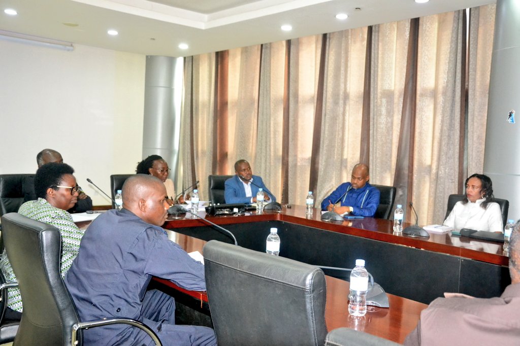 Nyarugenge's tweet photo. Mu rwego rwo kugenzura  ibikorwa by'inzego z'imitegekere y'Igihugu zegerejwe abaturage mu gukumira no kurwanya akarengane na ruswa, bamwe mubagize Komisiyo ya Politiki n'Imiyoborere muri @Rwandasenate  bari mu nama n'inzego zitandukanye z'Ubuyobozi mu Karere ka Nyarugenge. https://t.co/9kaL2PBYWd
