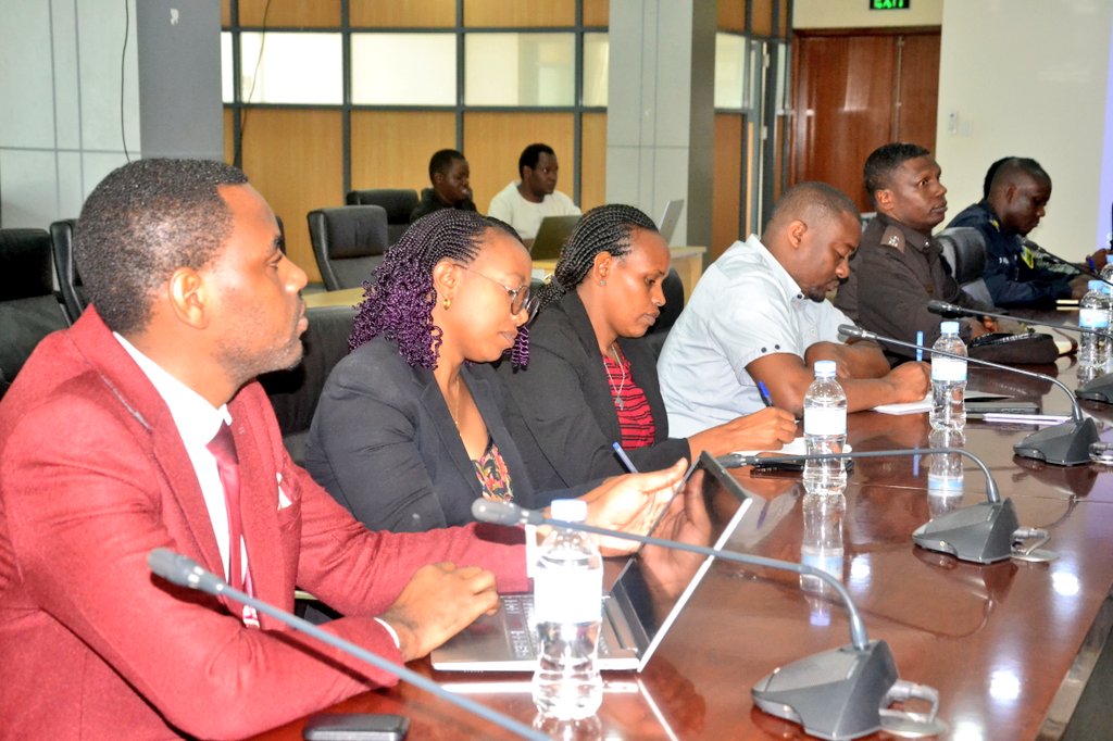 Nyarugenge's tweet photo. Mu rwego rwo kugenzura  ibikorwa by'inzego z'imitegekere y'Igihugu zegerejwe abaturage mu gukumira no kurwanya akarengane na ruswa, bamwe mubagize Komisiyo ya Politiki n'Imiyoborere muri @Rwandasenate  bari mu nama n'inzego zitandukanye z'Ubuyobozi mu Karere ka Nyarugenge. https://t.co/9kaL2PBYWd