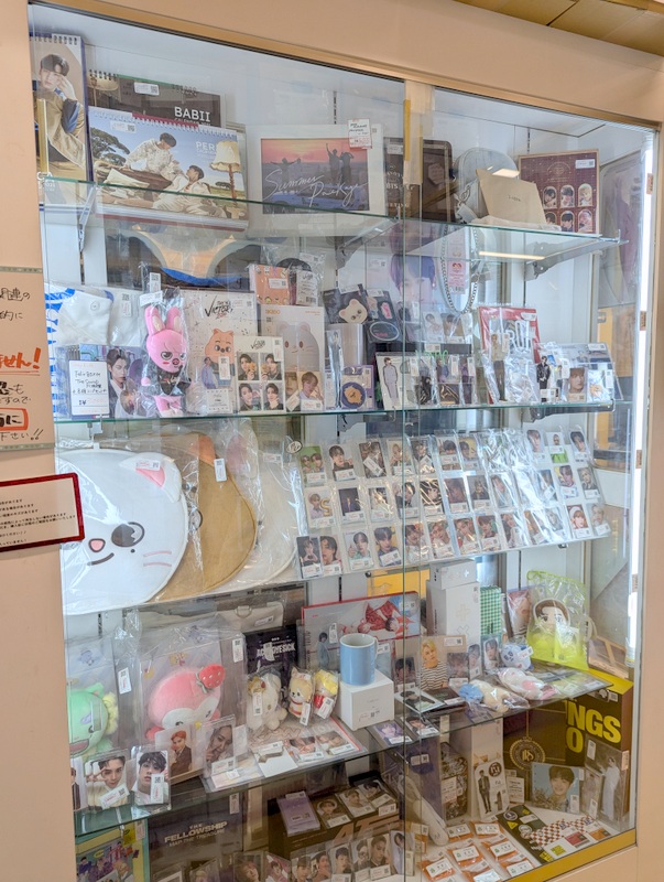 福岡店2階オープンしてます❣️ 12時～20時までの営業です✨ K-POPは2