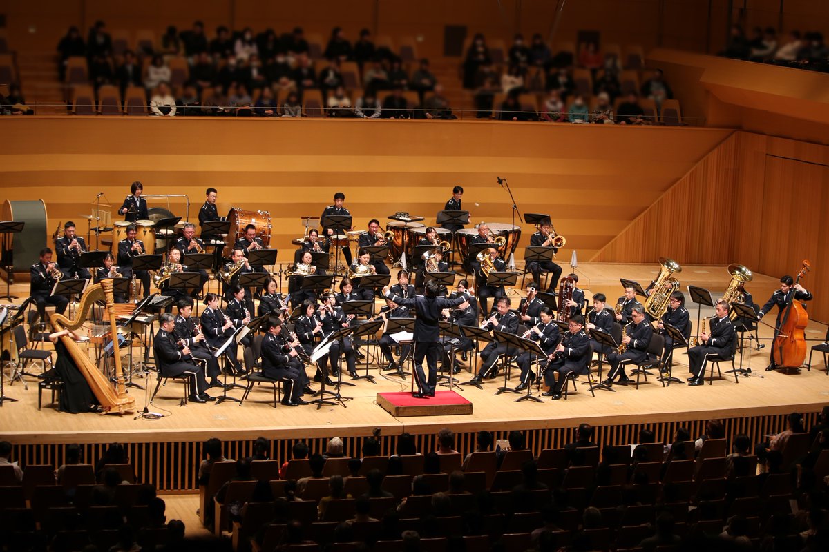 【#航空中央音楽隊 特別公演レポート📯②】
２/７(土)＠杉並公会堂

第２部では「交響組曲ピノキオ」をナレーションによる語りに乗せて、壮大な演奏と共にお届けしました📖🎵
ピノキオの大冒険はいかがでしたか？✨
「星に願いを」が随所に散りばめられた、夢溢れるステージとなりました💫
#航空自衛隊