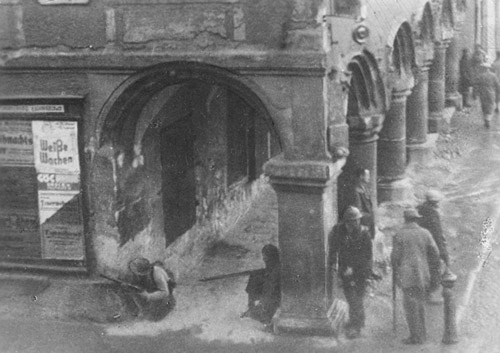 12. Februar 1934: Schutzbündler am Hauptplatz in Bruck a. d. Mur, es ist vermutlich das einzige Foto, dass kämpfende Schutzbündler zeigt. Sie greifen den damaligen Gendarmerieposten an.