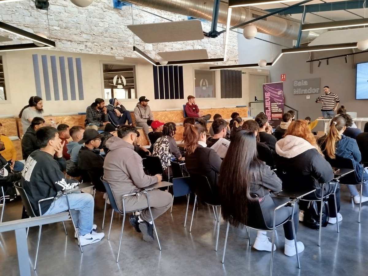 FundGentis's tweet photo. Arrenquem el Programa Singular - Garantia d'Èxit 2025 amb la presentació del projecte i la selecció del jovent que hi participaran formant-se i ocupant-se en el perfil que triïn 

Tenim Hostaleria, Instal·lacions, Construcció, Lleure i Comerç 💼 https://t.co/ghpwlWxkTp