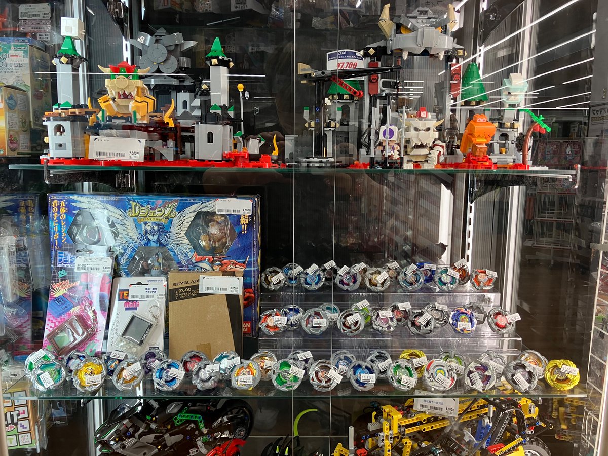 男児トイショーケースの紹介になります！ 当店では「ベイブレードX」の