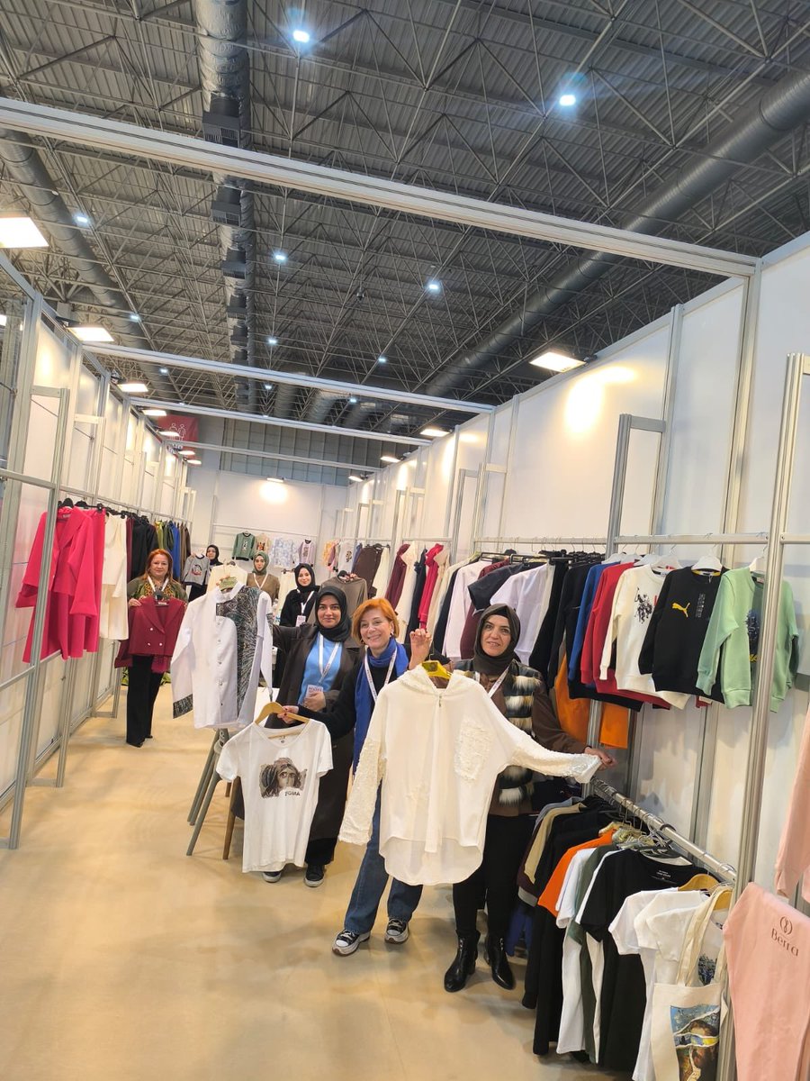 📍Ortadoğu Fuar Merkezi'nde düzenlenen 11.Penye Tekstil ve Teknoloji Fuarı'nda 6 kadın girişimcimiz kendi stantlarını açarak yerlerini aldılar!Kadın girişimcilerimizin sektördeki gücünü ve yenilikçi bakış açılarını görmek bizleri gururlandırıyor.Hep birlikte daha güçlü yarınlara!