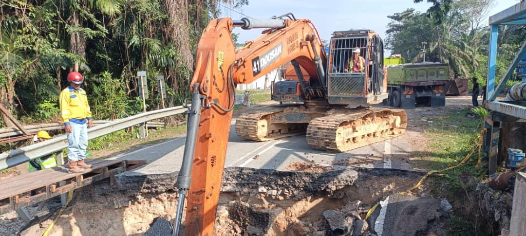 12 Feb 25 | Kerja - kerja baik pulih embankment jambatan (Sinkhole) dan kerja - kerja berkaitan  sedang dijalankan di laluan FT 479 Seksyen 1.05, Jalan Kemuning - Bukit Belah, Machang.