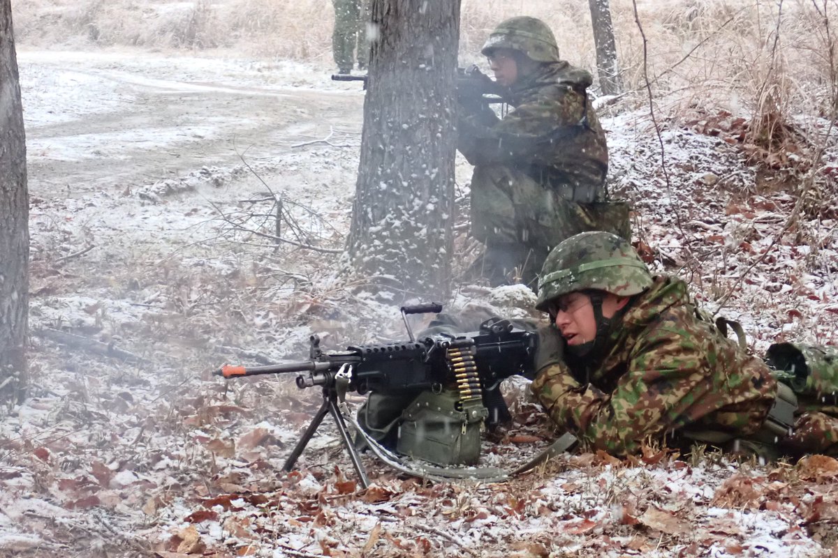 新隊員後期課程の戦闘訓練です。 お互いを掩護しながら攻撃前進して