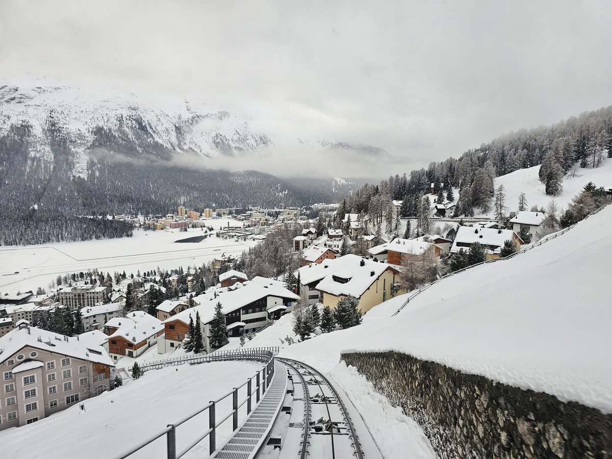 schweizok2's tweet photo. Engadin, Kanton Graubünden, Schweiz🇨🇭
Um die Schneeverhältnisse zu testen, bin ich gerade im Kundenauftrag kurz mit der Standseilbahn von St.Moritz über Chantarella hinauf zur Bergstation Corviglia gefahren.
Heute werde ich, auf der Piste, den Fremdenführer auf Skiern machen ⛷
Diesen Arbeitsauftrag habe ich am liebsten 🤗
Ich wünsche euch allen einen wunderschönen Tag weiterhin 🥰